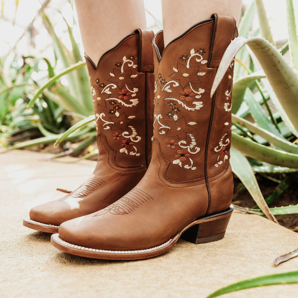 Short square toe cowgirl boots store